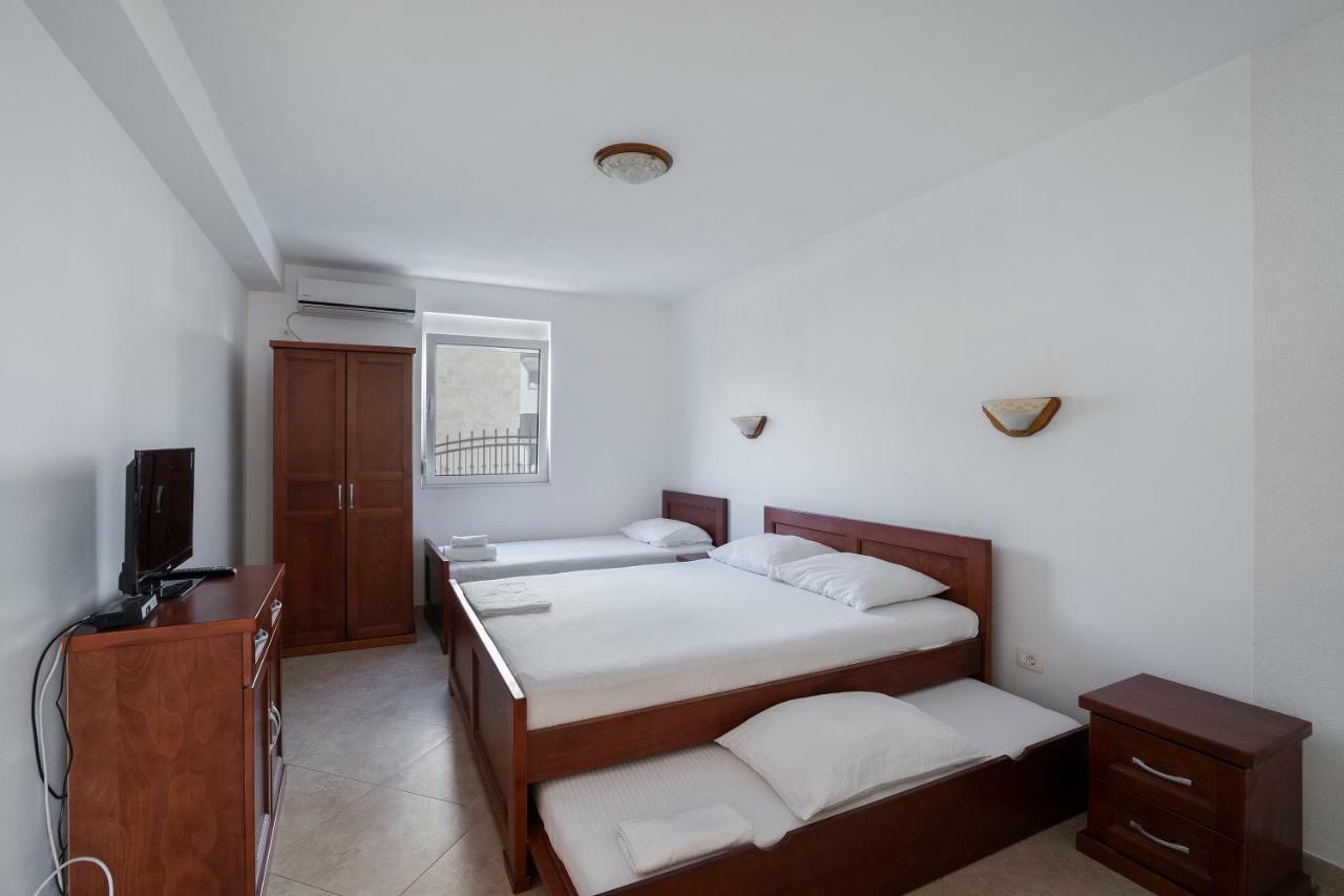 Apartments Vila A1 Dobra Voda Bagian luar foto