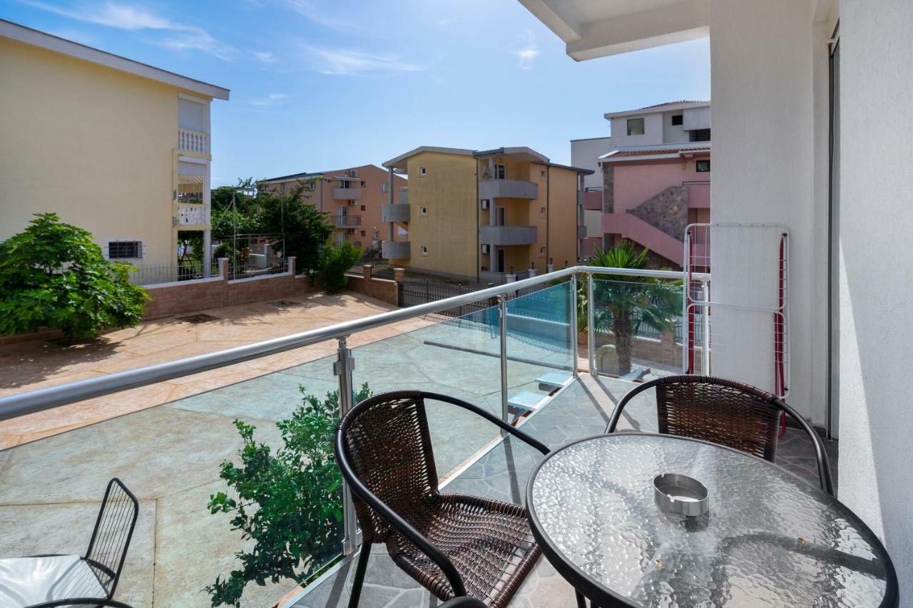 Apartments Vila A1 Dobra Voda Bagian luar foto