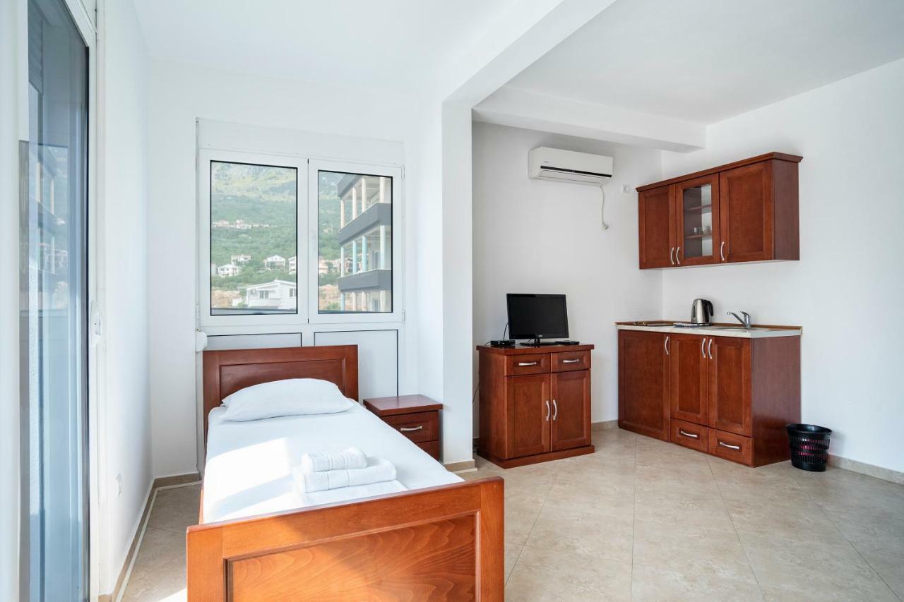 Apartments Vila A1 Dobra Voda Bagian luar foto