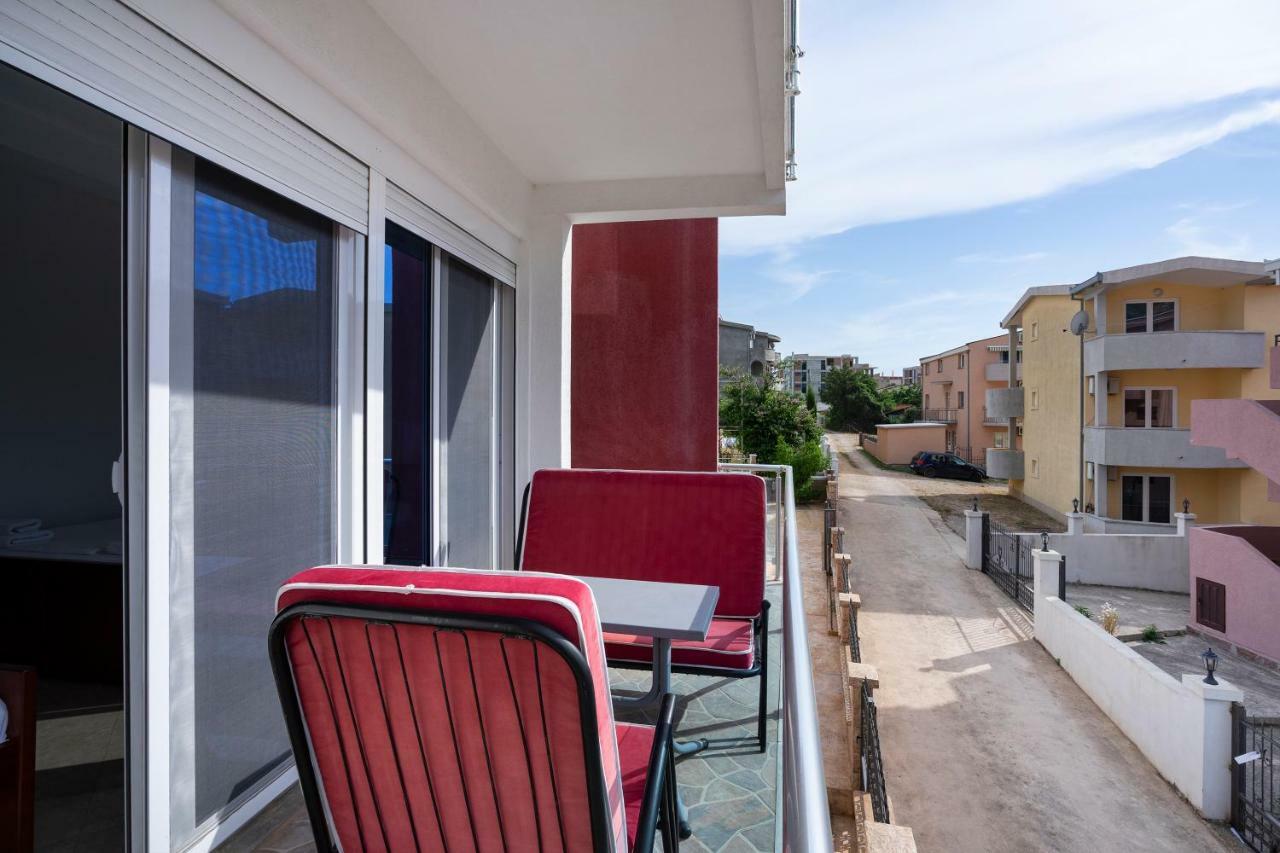 Apartments Vila A1 Dobra Voda Bagian luar foto